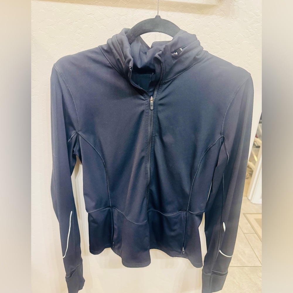Lululemon Nulu Define Jacket in black with reflective stripe Size 10 in EEUC